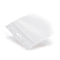 LDPE-Druckverschlussbeutel mit Eurolochausstanzung 90 µm — Detailansicht in typischer Verpackungs-Anwendung mit Inhaltsbei...